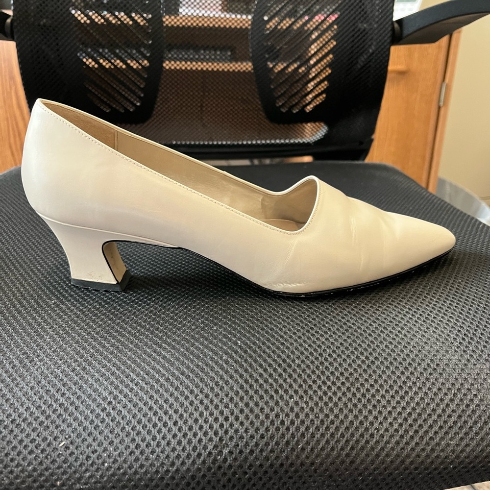 Bone colored Worthington leather dress shoes size 10 M.  Chunky heel $25